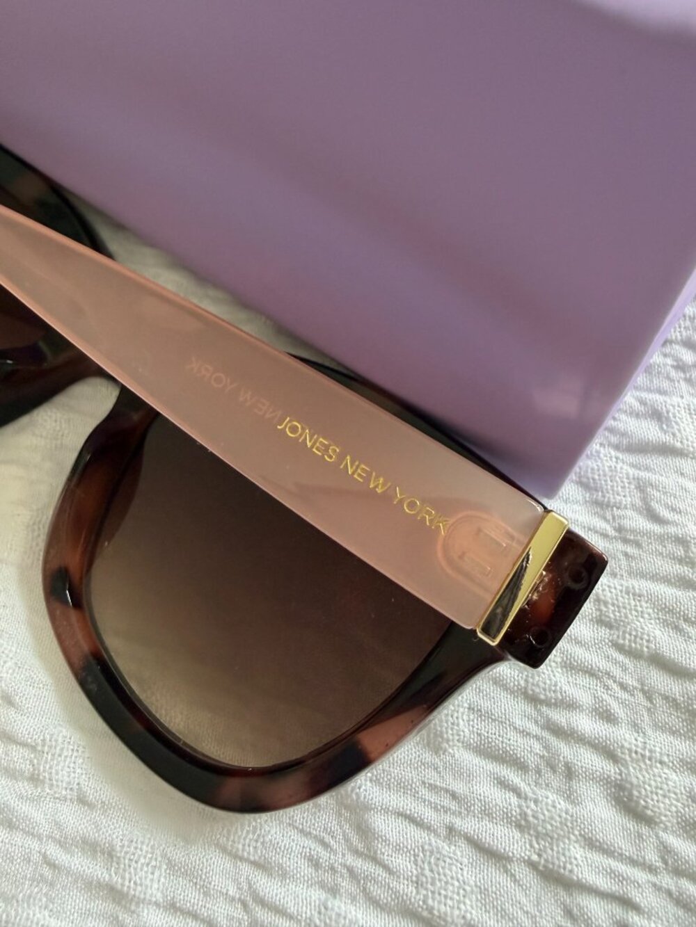 Jones New York Tortoiseshell Sunglass, Blush Pink arms, Excellent like new - Picture 6 of 7